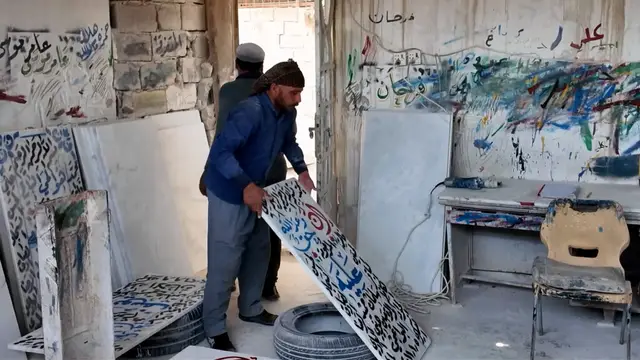 خطاط القبور النجفي ينقش وروحه تتألم.. خربشة الثمانين انتهت ودخلنا تقنية أوربا