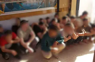 الإطاحة بمطلوب بتهمة خطيرة و17 مخالفا للإقامة في بغداد الجديدة (صور)