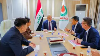 النفط تبحث مع "UEG" تطوير حقول الفيحاء والسيبة ومشروع الفاو