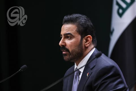 على أبواب الاحتجاجات.. الزيدي يبتلع تحذيراته من الترهل الوظيفي ويعد بـ120 ألف تعيين في موازنة عاجزة!