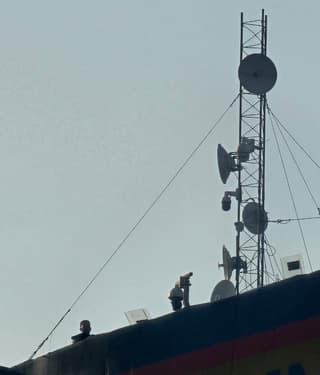 انتشار أمني فوق بنايات التحرير ..قيود مشددة تُحاصر المتظاهرين وتمنع الكاميرات الصحفية