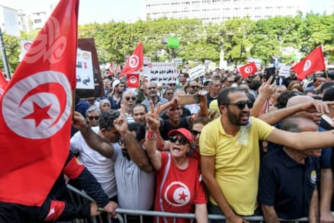 الآلاف يتظاهرون في تونس للمطالبة باستعادة الديمقراطية والحريات