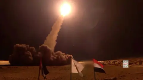 الحوثيون استهدفوا القصر الرئاسي في عدن