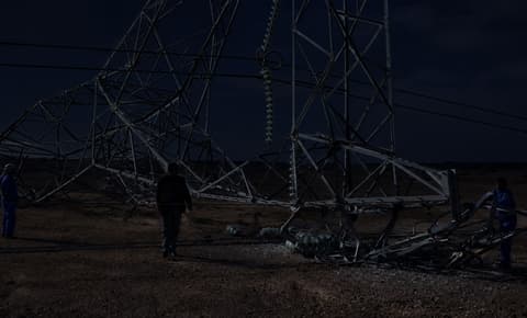 استهداف برج لنقل الطاقة الكهربائية بعبوة ناسفة من قبل داعش الإرهابي في الأنبار