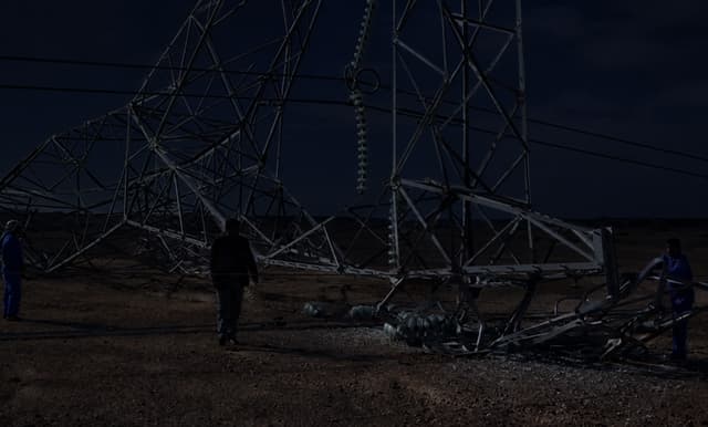 استهداف برج لنقل الطاقة الكهربائية بعبوة ناسفة من قبل داعش الإرهابي في الأنبار