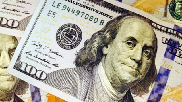 واشنطن تلوح بـ"ورقة الدولار".. إنذار لبغداد: نزع سلاح الفصائل أو وقف الشحنات المالية