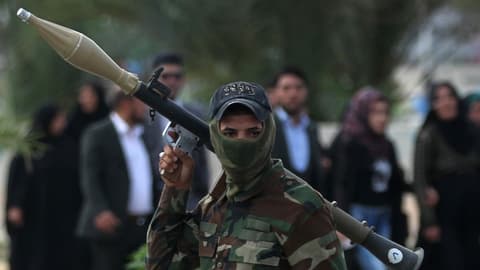 تفاهمات حاسمة بشأن السلاح.. الفصائل المعترضة توافق على التسليم