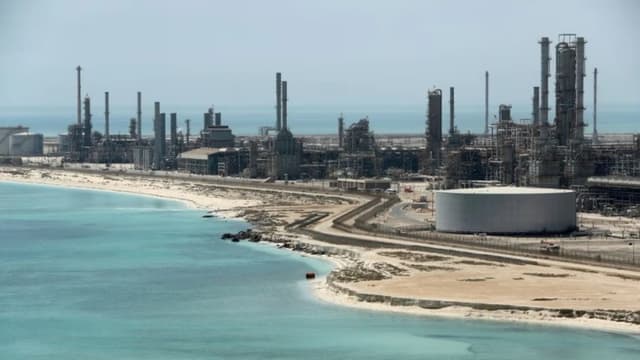النفط يتراجع عن أعلى مستوياته في 5 أشهر رغم استمرار التوترات في الشرق الأوسط