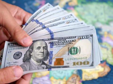 المصارف المجازة في مرمى المركزي.. 4 أيام لإنجاز التحويلات الخارجية