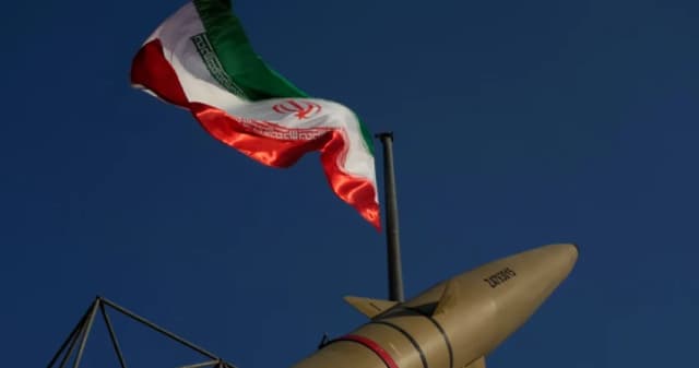 طهران تهدد بغزو محدود على أراضي دول المنطقة في حال اشتعال الحرب مرة أخرى