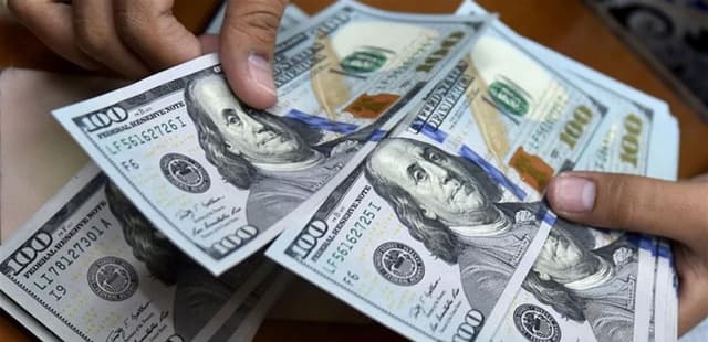 الدولار يتراجع بشكل طفيف في أسواق بغداد