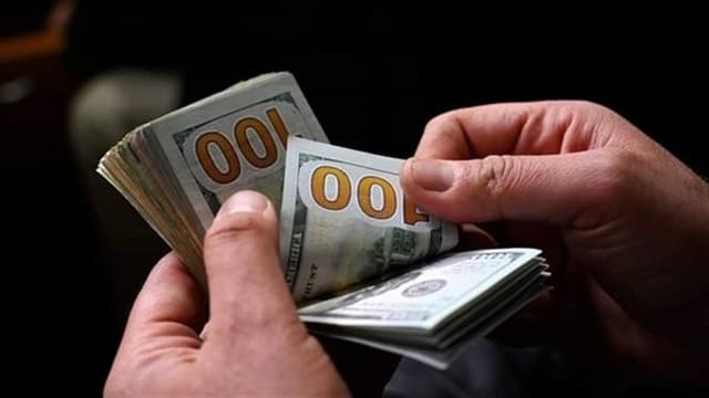 احتكار الدولار يربك السوق.. مصارف تشتري كميات كبيرة ومخاوف من ارتفاع جديد بسعر الصرف