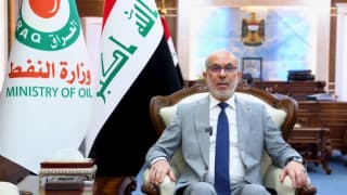 وزير النفط يطمئن على عامل أصيب بانفجار مخلفات حربية في المثنى (فيديو)
