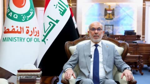 وزير النفط يطمئن على عامل أصيب بانفجار مخلفات حربية في المثنى (فيديو)