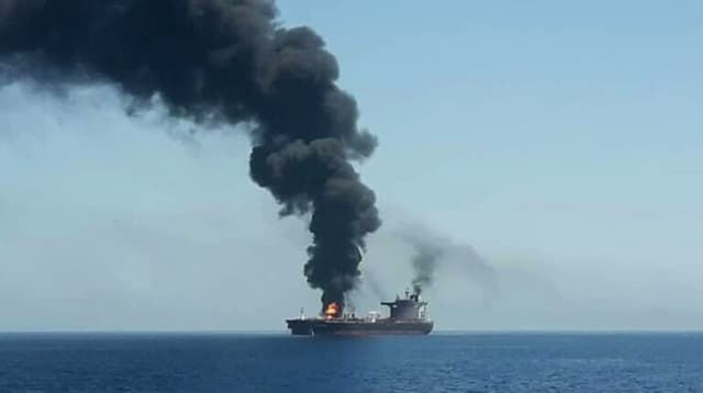 هيئة البحرية البريطانية: إصابة ناقلة بقذيفة مجهولة أثناء مغادرتها هرمز