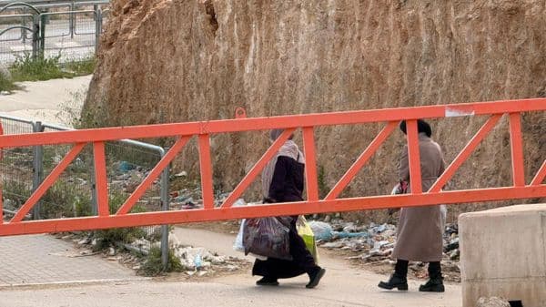 إعلام: نزوح أكثر من 200 عائلة فلسطينية ومخطط لتهجير 2500 مواطن من بلدتين في الخليل