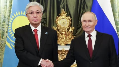 بوتين يهنئ توكاييف بمناسبة يوم الجمهورية في كازاخستان ويؤكد تطور العلاقات بين البلدين