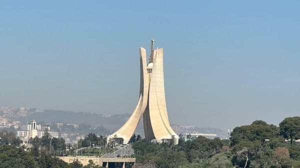 قانون المالية 2027 في الجزائر... زيادات ضرائب التبغ والكحول بين تعزيز الإيرادات وتحديات الصحة العامة