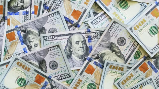 العراق يتلقى شحنة جديدة من الدولارات النقدية بموجب تفاهم مع أمريكا