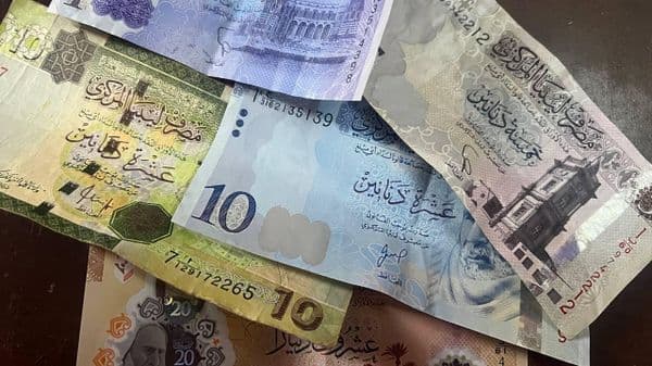 الدينار الليبي في مواجهة الدولار... فجوة سعر الصرف تضغط على المواطن وتختبر أدوات المصرف المركزي