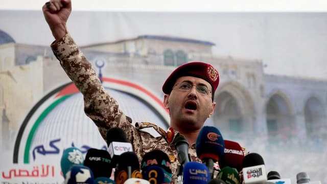 "أنصار الله" تعلن استهداف منشآت نفطية ومطار في السعودية بصواريخ ومسيرات