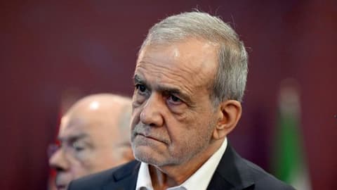 بزشكيان: رفع العقوبات والتهديدات الأمريكية شرط مسبق لأي مفاوضات مع واشنطن