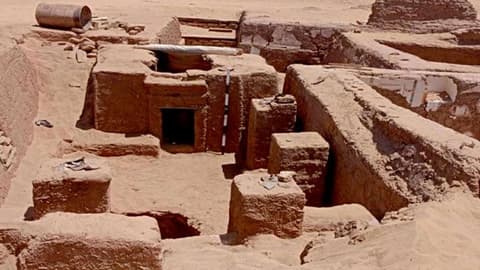 مقبرة هرمية تكشف أسرار الحياة والطقوس الجنائزية في مصر الرومانية