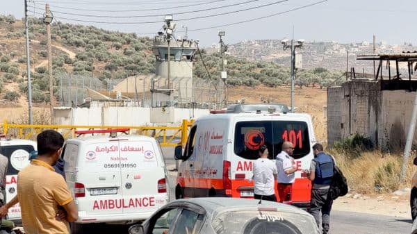 حواجز وبوابات عسكرية في الضفة الغربية تسرق ساعات الانتظار وتخنق حياة الفلسطينيين