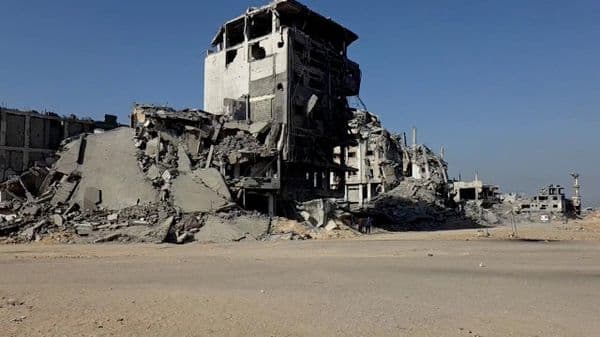 الجيش الإسرائيلي يعلن استهداف مواقع عسكرية ومخازن أسلحة في قطاع غزة