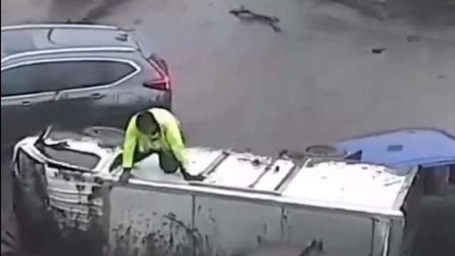 لقطات تحبس الأنفاس.. سائق يقفز من شاحنته قبل أن تجرفها سيول تشيلي...فيديو