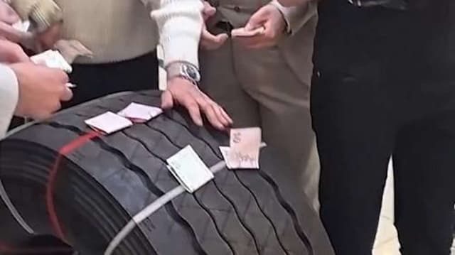 بدلا من الذهب.. أصدقاء عريس تركي يفاجئونه بإطار شاحنة مزين بالنقود...فيديو