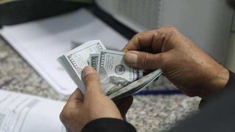 الدولار يتجاوز 10 دنانير في ليبيا... ضغوط معيشية متصاعدة وتساؤلات حول مستقبل سعر الصرف