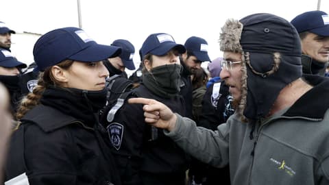 مستوطنون يهاجمون سيارات دبلوماسيين أوروبيين في الضفة الغربية