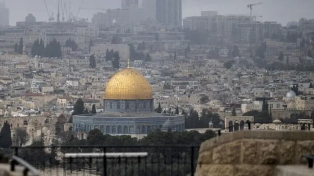 إسرائيل تجبر فلسطينيين على إغلاق محالهم بالقدس لإقامة صلوات يهودية