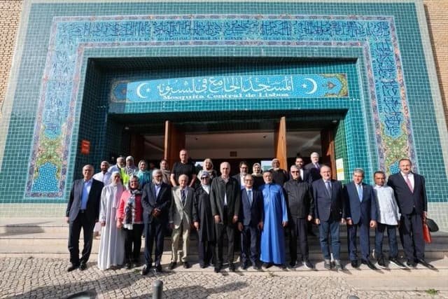 قورتولموش يزور مسجد لشبونة ويلتقي ممثلي مسلمي البرتغال