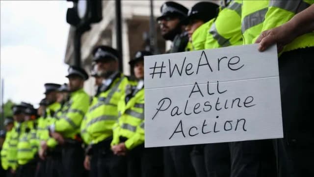 ليفربول.. ناشطون يطالبون ميليباند بالاعتراف بالإبادة في غزة