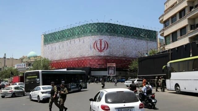 إيران تنفي صلتها بـ5 أشخاص أوقفوا قرب قاعدة جوية في بريطانيا