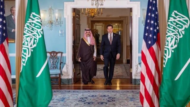 الرياض وواشنطن تؤكدان أهمية حماية الملاحة في هرمز وباب المندب