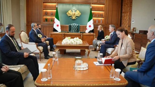 الشرع وكالاس يبحثان تطوير العلاقات ودعم إعادة الإعمار في سوريا