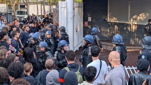 فرنسا.. 10 مصابين خلال احتجاجات طلاب الثانوية على أوضاع التعليم