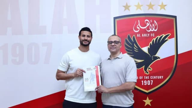 قدم.. الأهلي يمدد عقد حارس مرماه محمد الشناوي حتى 2028