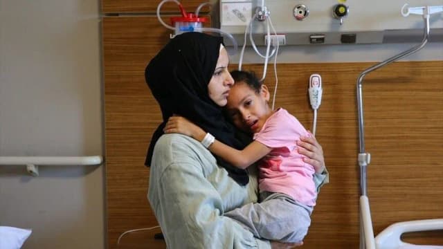 الطفلة الفلسطينية سيلا.. إسرائيل أصابتها بالشلل وتركيا تمنحها الأمل