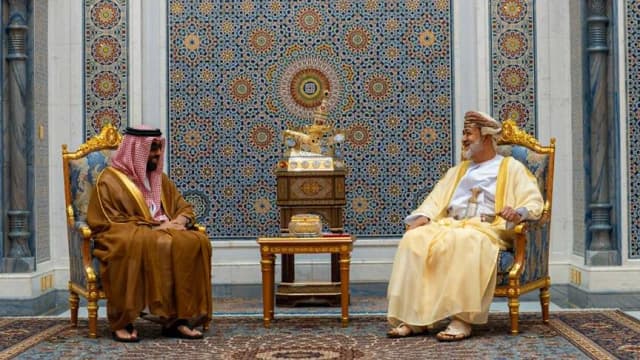 سلطان عمان ونائب حاكم أبوظبي يبحثان تطورات المنطقة وخفض التوتر