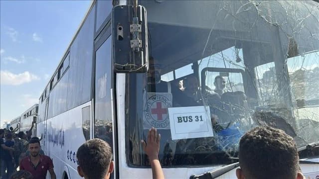 غزة.. وصول 16 معتقلًا فلسطينيًا إلى مجمع ناصر الطبي