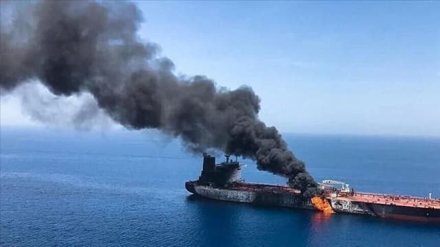 استهداف ناقلتي نفط وغاز مسال أثناء عبورهما مضيق هرمز