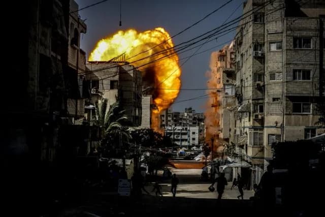 غارة إسرائيلية تقتل إمام مسجد أثناء إعداد مادة عن تحفيظ القرآن بغزة