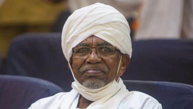 السودان.. نقل الرئيس المعزول عمر البشير إلى مستشفى عسكري بالخرطوم