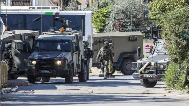 نابلس.. مئات المستوطنين يقتحمون "مقام يوسف" بحماية الجيش الإسرائيلي