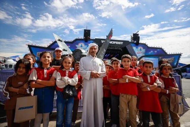 بزيه التقليدي.. تركي يبلغ 73 عاما يخطف الأنظار في مهرجان "تكنوفيست"