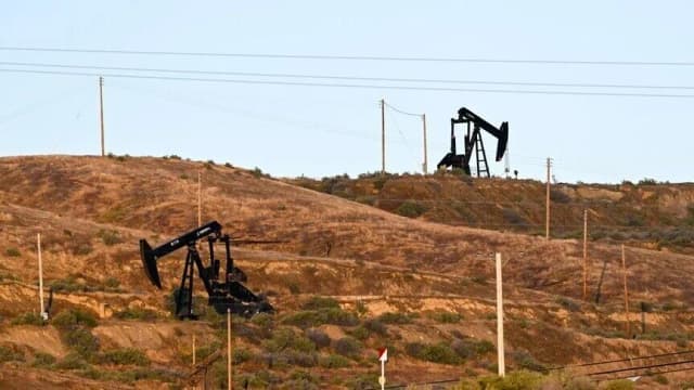 مسجلا 100 دولار للبرميل.. سعر برنت يقفز أكثر من 2 بالمئة